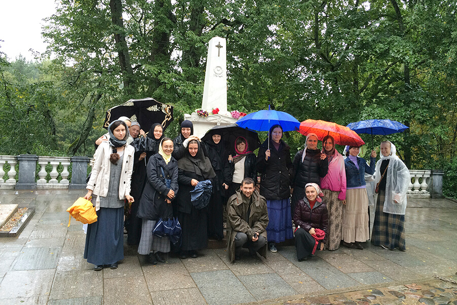 nun olga velikaya with parishioners